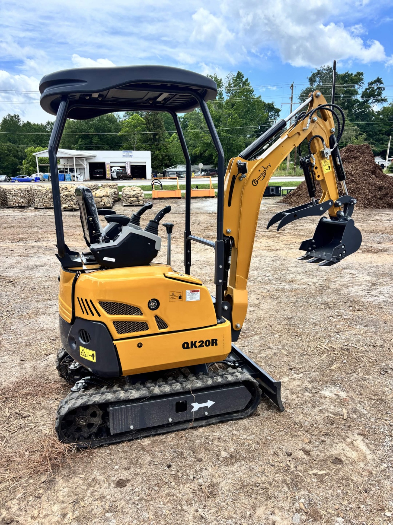 QK20R Mini Excavator w/ Multiple Attachments thumbnail 2