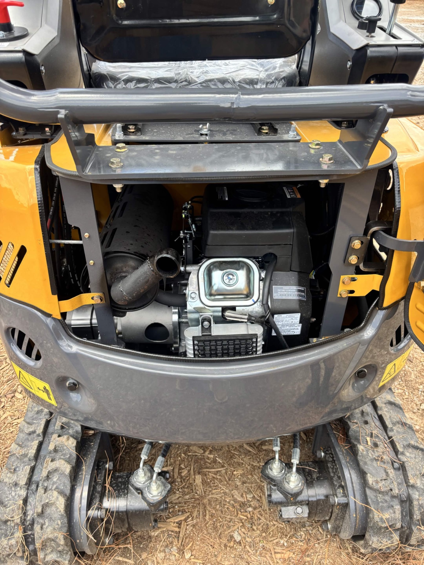 QK20R Mini Excavator w/ Multiple Attachments thumbnail 3