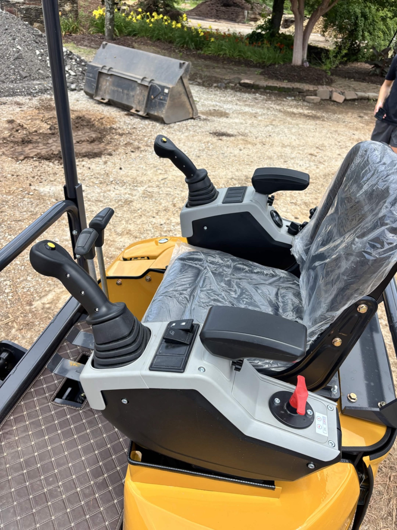 QK20R Mini Excavator w/ Multiple Attachments thumbnail 4