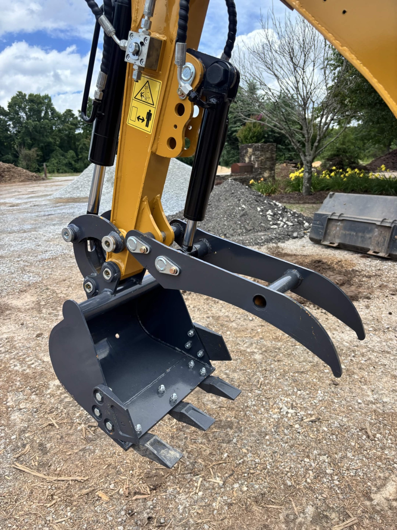 QK20R Mini Excavator w/ Multiple Attachments thumbnail 5