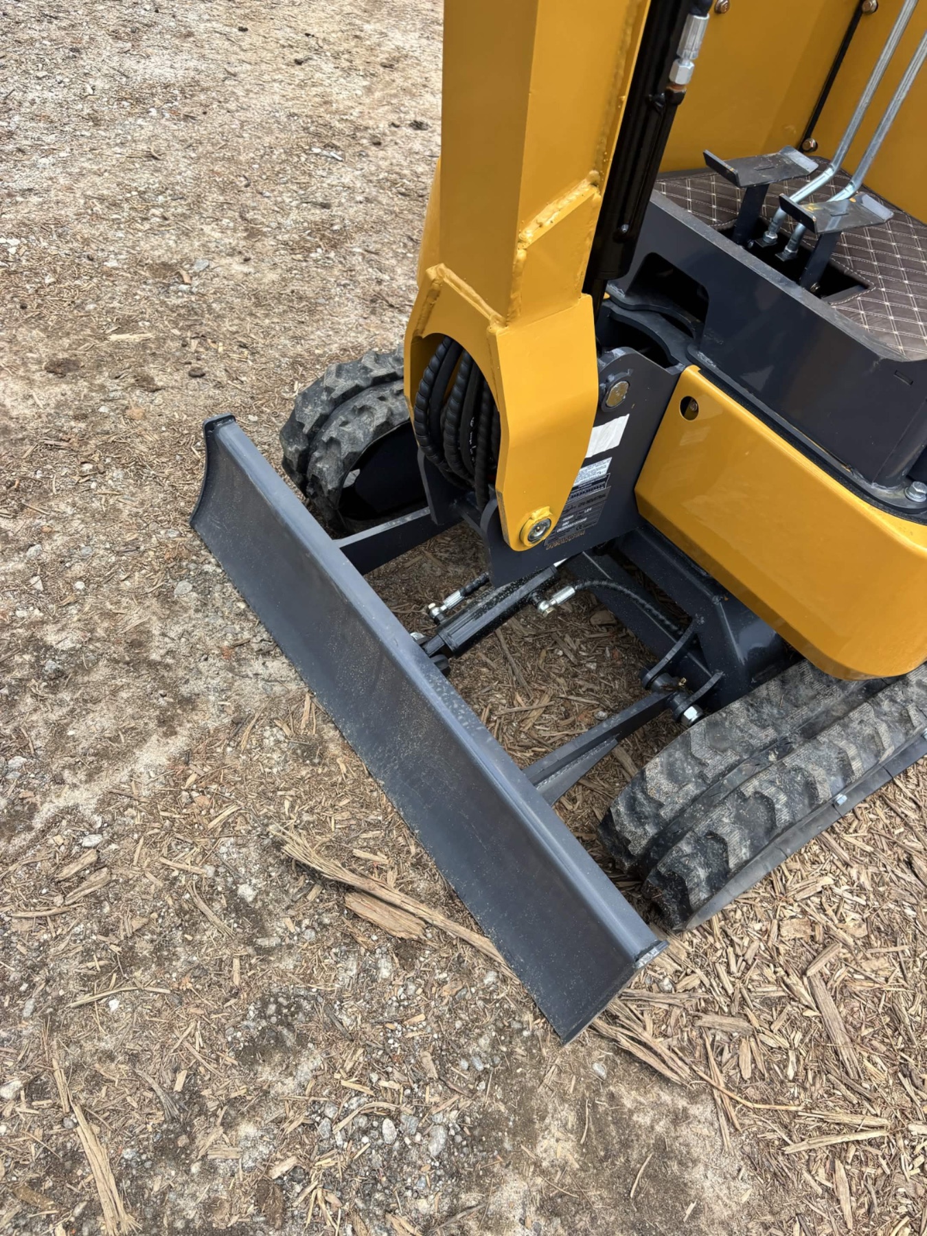 QK20R Mini Excavator w/ Multiple Attachments thumbnail 6